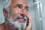 Hygiene after 65 : not once a day, not once a week, here’s the shower frequency that keeps you thriving